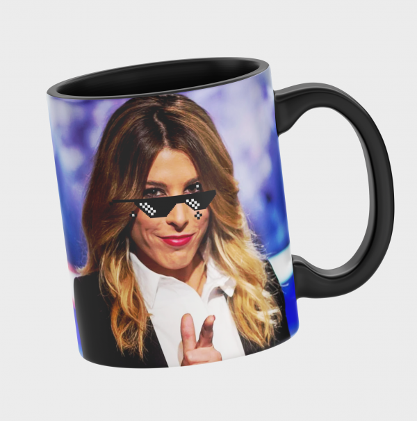 Taza Negra con Toque de Humor – Valeria Style